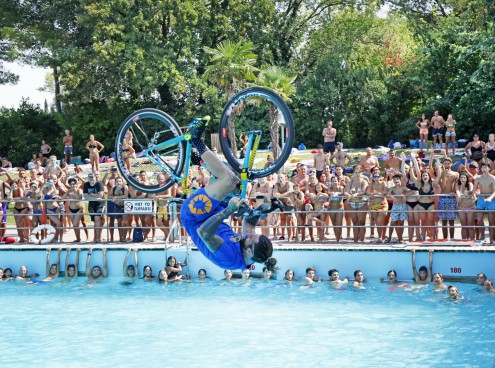 Vittorio Brumotti si tuffa con la bici