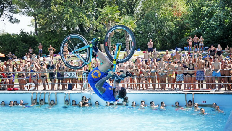 Vittorio Brumotti si tuffa con la bici
