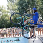 Vittorio Brumotti si tuffa con la bici