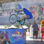 Vittorio Brumotti si tuffa con la bici