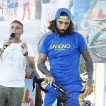 Vittorio Brumotti si tuffa con la bici