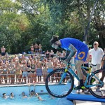 Vittorio Brumotti si tuffa con la bici