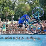 Vittorio Brumotti si tuffa con la bici