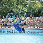 Vittorio Brumotti si tuffa con la bici