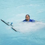 Vittorio Brumotti si tuffa con la bici