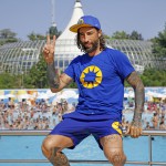 Vittorio Brumotti si tuffa con la bici