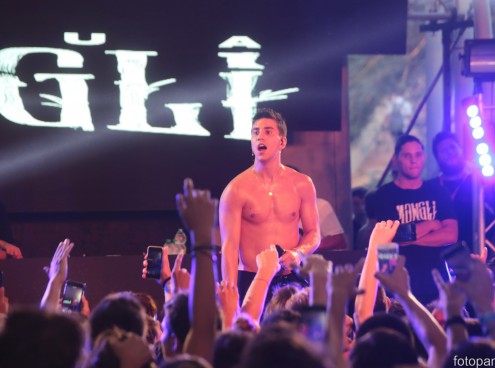 Tedua si lancia dagli scivoli