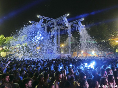 Una notte con scivoli e deejay