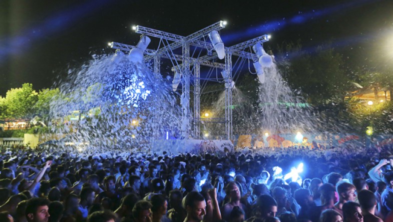 Una notte con scivoli e deejay