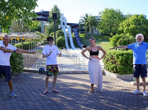 Michelle Hunziker e Rovazzi scivolano all'Aquafan