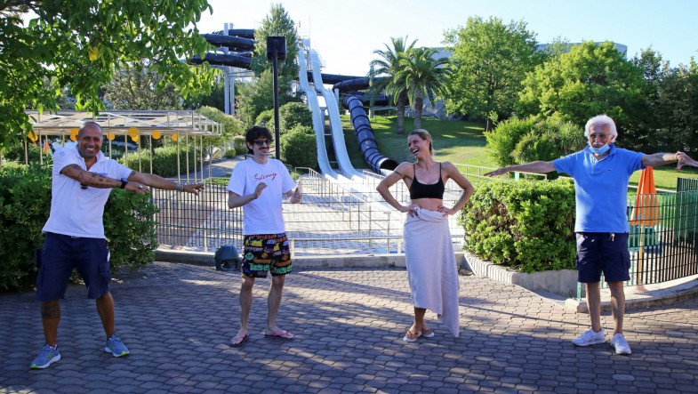 Michelle Hunziker e Rovazzi scivolano all'Aquafan