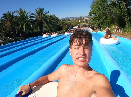 Youtuber e creator WhatTheFactory 'volano' sugli scivoli