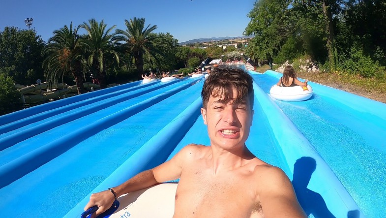 Youtuber e creator WhatTheFactory 'volano' sugli scivoli