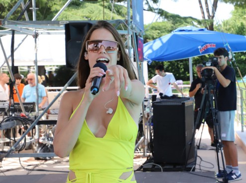 Clara all'Aquafan: "Viva l'estate divertitevi. La vita è una"