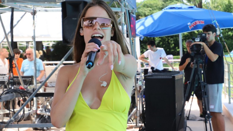 Clara all'Aquafan: "Viva l'estate divertitevi. La vita è una"