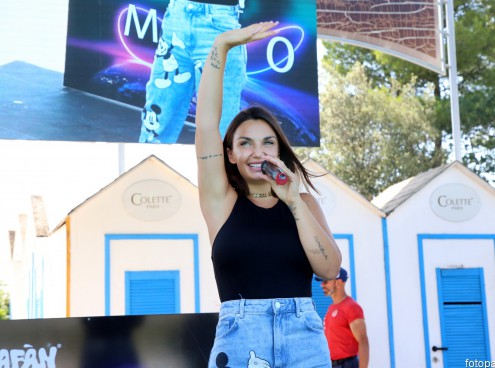 Elettra Lamborghini con i ragazzi di Defhouse all'Aquafan con Maxibon
