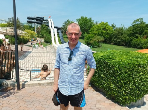 Il meteorologo Andrea Giuliacci scivola all'Aquafan!