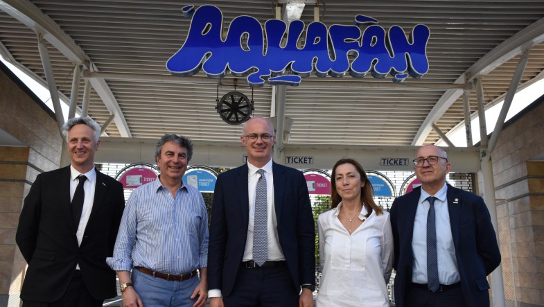 Il Ministro D'Incà tra gli scivoli di Aquafan 