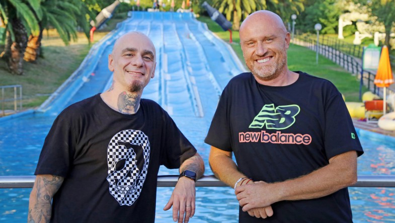 J-Ax, Rudy Zerbi, Michele Mainardi e gli amici di Deejay tra gli scivoli 