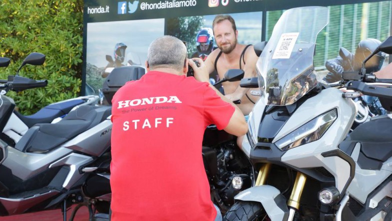 Salta in sella a Honda e diventa una star 